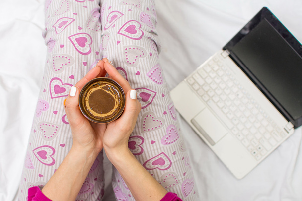 Žena s šálkem kávy v posteli - Fotografie, Obrázek