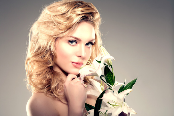 Beauty face woman, flowers, lily. Girl healthy model in spa salo - Фото, зображення