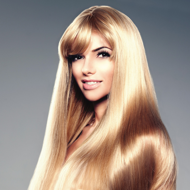 Fiatal nő szépségét luxus hosszú, szőke hajjal. Fodrász  - Fotó, kép
