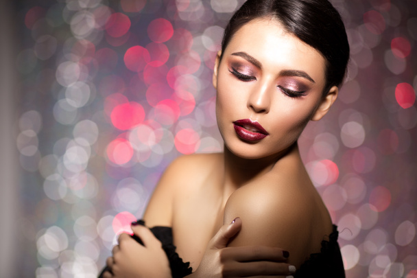 Piękny model kobiety w salon kosmetyczny makijaż młoda dziewczyna nowoczesny i - Zdjęcie, obraz