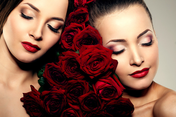 Dos hermosas mujeres jóvenes con un maquillaje increíble en rosas. Cosmeti.
 - Foto, imagen