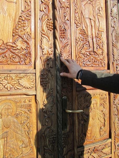 Деревянные украшенные двери
 - Фото, изображение