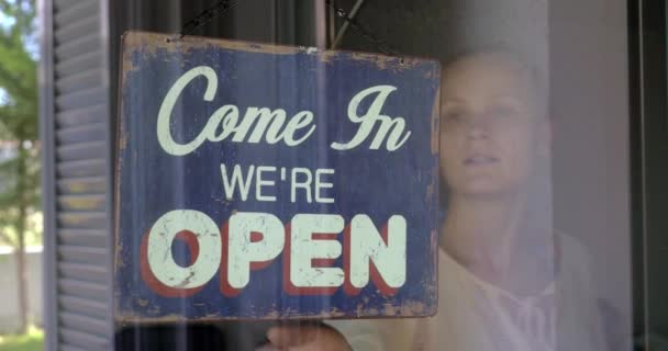 Kobieta zamknięcia sklepu lub kawiarni - Materiał filmowy, wideo