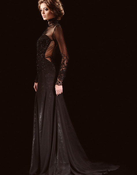 Portret van mooie vrouw zwarte jurk - Foto, afbeelding