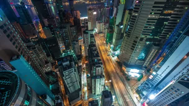 Chiny Hongkong wysokiej dachu budynku upływ czasu nocy światła ruchu ulicy 4 k - Materiał filmowy, wideo