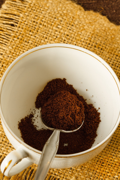 gemalen koffie in een lepel  - Foto, afbeelding