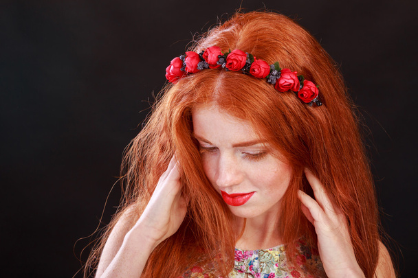 彼女の髪の花輪を持つ美しい赤い髪の少女。髪 - 花輪のアクセサリー。髪飾り。ゴージャスな赤い髪の少女. - 写真・画像