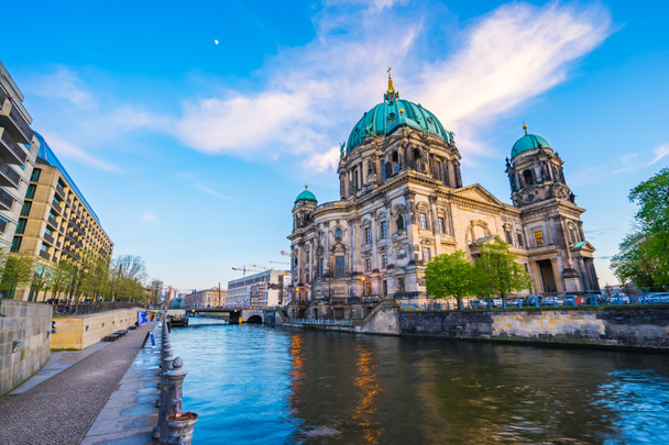 Ciel agréable avec la cathédrale de Berlin à Berlin, Allemagne
 - Photo, image