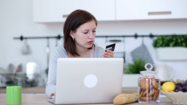 Покупки онлайн с ноутбуком на кухне
 - Кадры, видео