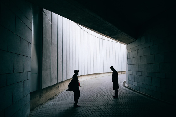 silhuetas de homem e mulher no escuro
 - Foto, Imagem