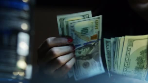 Close-up van een tellen honderd-dollarbiljetten - Video