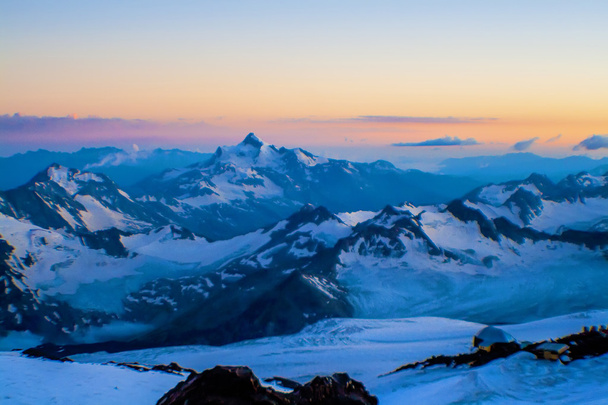 photo panoramique panoramique panoramique des montagnes enneigées
 - Photo, image