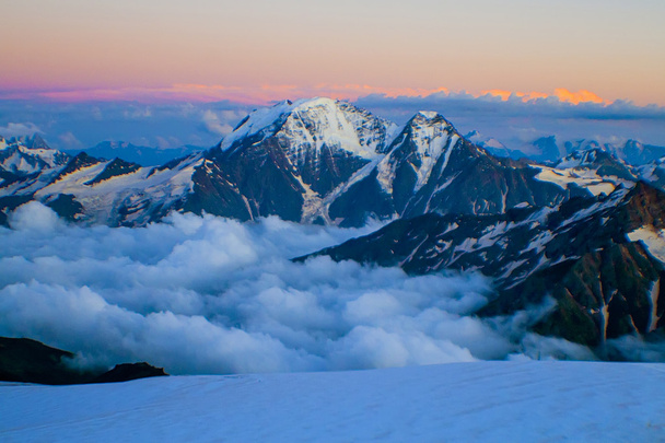 karla kaplı dağ manzaralı panoramik fotoğraf - Fotoğraf, Görsel