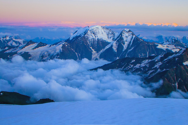 luonnonkaunis panoraama kuva lumihuippuiset vuoret
 - Valokuva, kuva