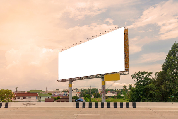 Prázdné billboard nebo silnice znamení připraven Nový inzerát - Fotografie, Obrázek