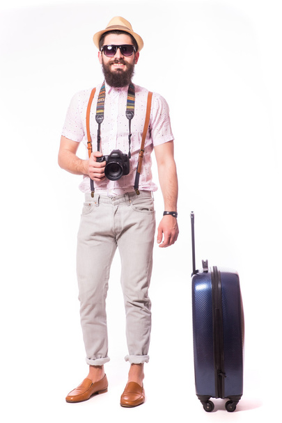 Fiatal kreatív turista ember vet bőrönddel - Fotó, kép