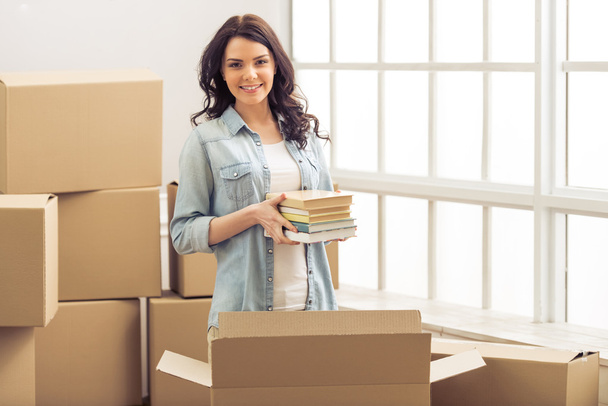 Young woman moving - Photo, Image