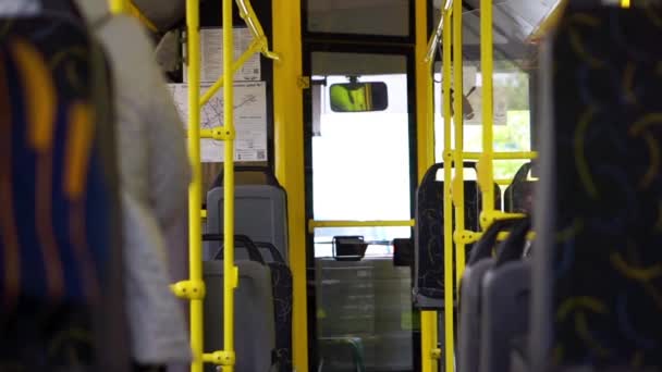 Jízda v téměř prázdné městský autobus - Záběry, video