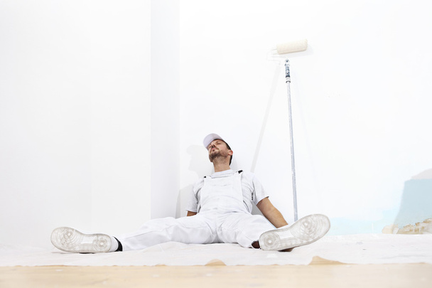 pintor hombre cansado, acostado en el suelo
 - Foto, Imagen