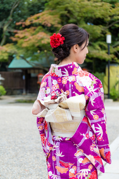 γυναίκα φοράει παραδοσιακό ιαπωνικό κιμονό - Φωτογραφία, εικόνα
