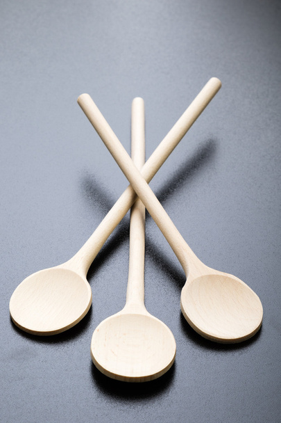 cucharas de madera sobre mesa negra - Foto, imagen
