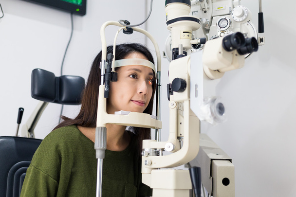 жінка під час очного огляду в клініці
 - Фото, зображення