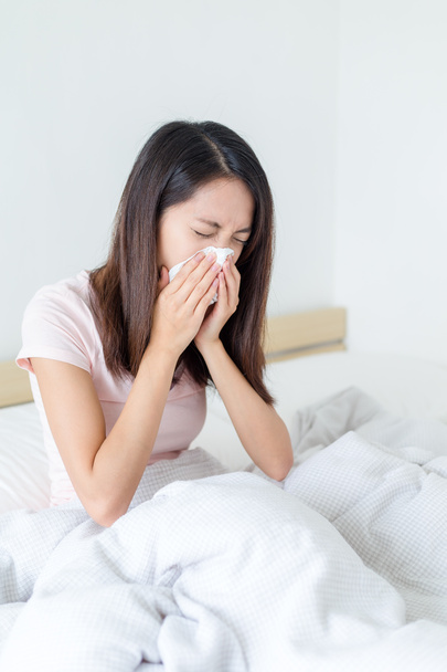 Mujer enferma estornudando en el tejido
   - Foto, Imagen