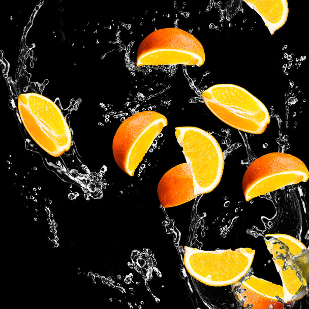 πορτοκαλί φρούτα και νερό εκτοξεύεται - Φωτογραφία, εικόνα