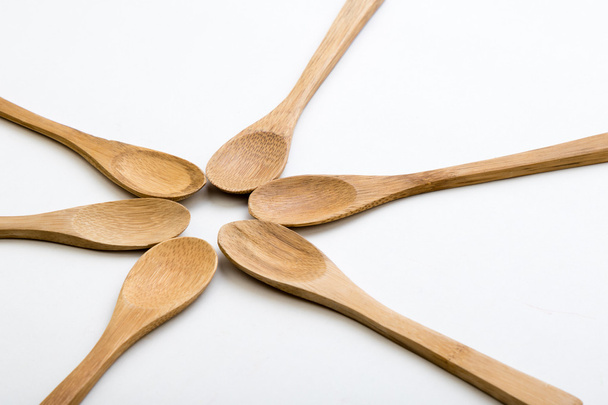 cucharas de madera sobre mesa blanca
 - Foto, imagen