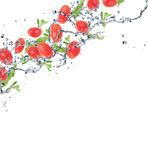 Salade aux tomates isolées sur fond blanc et eau éclaboussante
 - Photo, image
