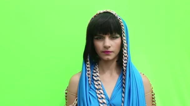 Egy zöld háttér egyiptomi ruha lány - Felvétel, videó