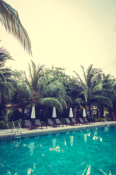 Bela piscina exterior de luxo
 - Foto, Imagem