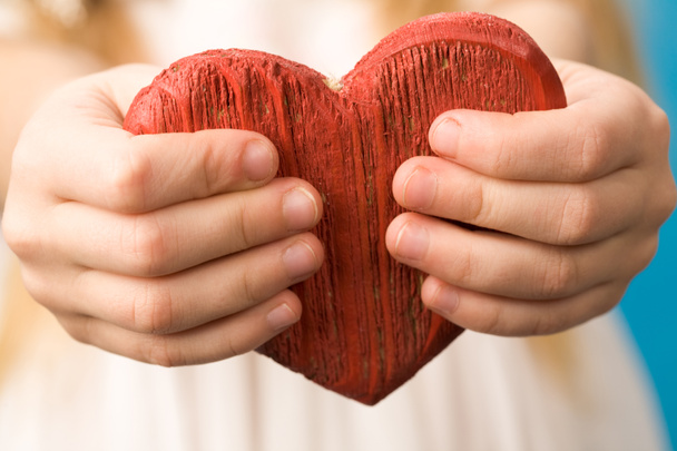 κόκκινη ξύλινη καρδιά στα χέρια του παιδιού - Φωτογραφία, εικόνα