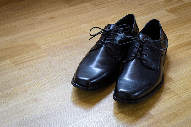 mustat kengät lattialla - Valokuva, kuva