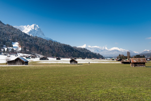 Alpes, vista de Loisach Valley, Garmisch-Partenkirchen
  - Foto, Imagem