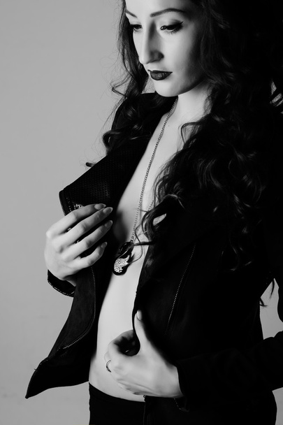 Чорно-білий контрастний портрет красивої жінки в куртці
 - Фото, зображення