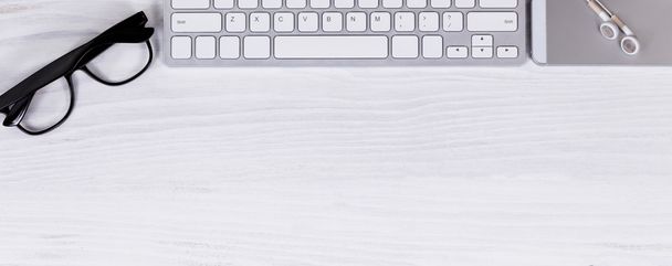 Tecnologias sem fio portáteis modernas em backgroun desktop branco
 - Foto, Imagem