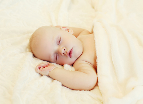 Portrait bébé mignon dormant sur le lit à la maison gros plan
 - Photo, image