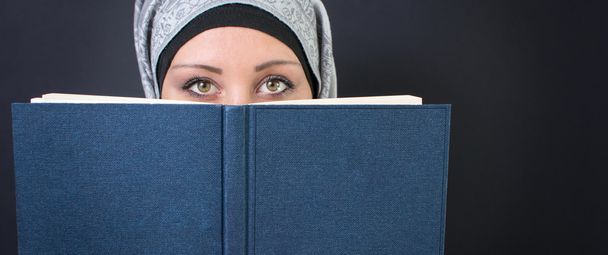 Femme musulmane tenant un livre
 - Photo, image