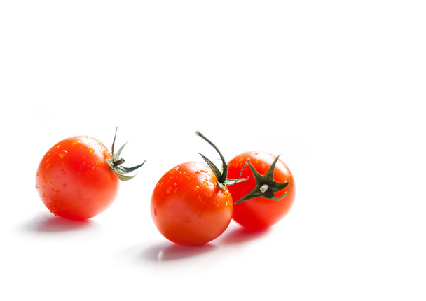 Tres tomates cherry sobre un fondo blanco
 - Foto, Imagen