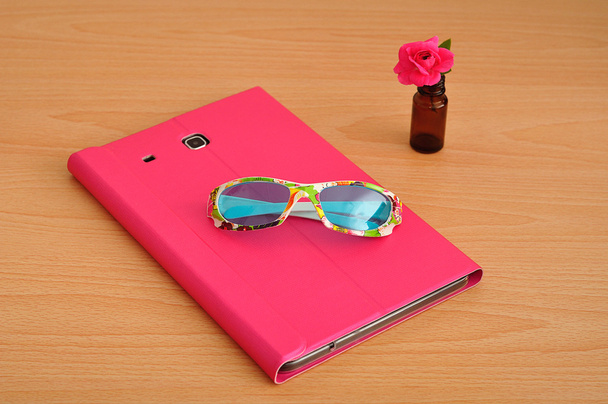 Tablet, sluneční brýle a růže - Fotografie, Obrázek