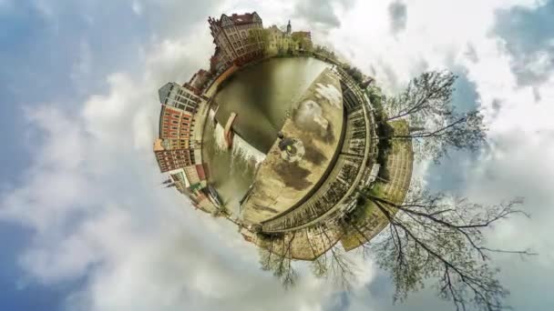 Dam w stawie rzeki starego miasta Panorama sferyczna słoneczny dzień w Wenecji Vintage budynki wzdłuż rzeki gołymi rozgałęzionych drzew wideo dla wirtualnej rzeczywistości gród - Materiał filmowy, wideo