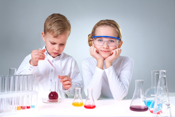 Genç kimyagerler - Fotoğraf, Görsel