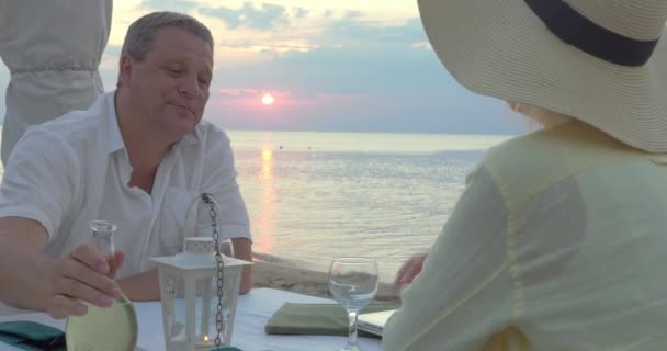 Зрелая пара наслаждается вечером на берегу моря
 - Кадры, видео