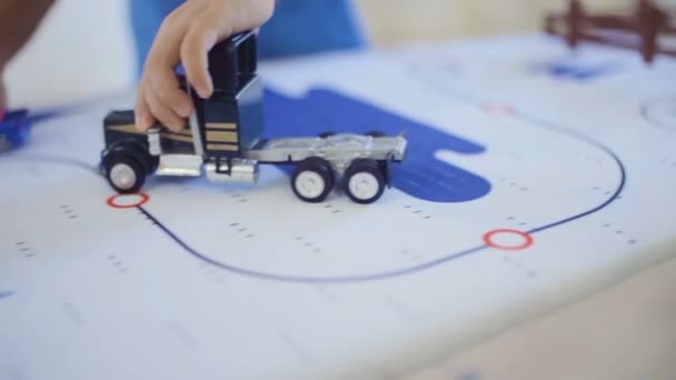 Bambino che gioca camion giocattolo sul tavolo colorato
 - Filmati, video