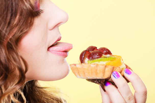 Closeup funny woman eating fruit cake - Foto, Imagem