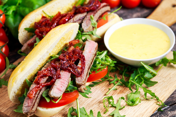 Sandwich de bistec perfecto con mayones caseros y papas fritas
 - Foto, Imagen