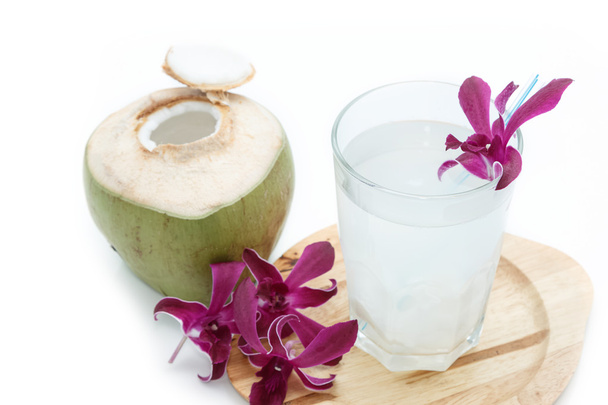 Jonge groene kokosnoot met het drinken van stro en orchid geïsoleerd op w - Foto, afbeelding