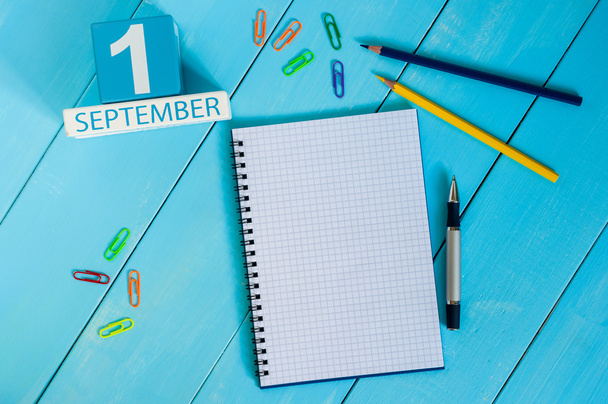 1 вересня. Зображення 1 вересня дерев'яного кольорового календаря на синьому фоні. Осінній день. Порожній простір для тексту. Назад до школи
 - Фото, зображення