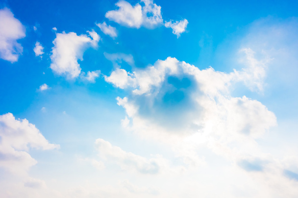 белые облака на голубом небе - Фото, изображение